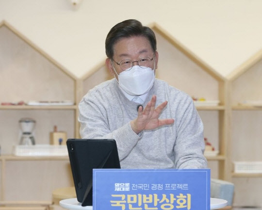 이재명 더불어민주당 대선 후보가 지난 7일 오후 서울 동작구 맘스하트카페에서 열린 '아이 키우기 좋은 사회' 국민반상회에서 참석자들과 대화를 나누고 있다. <연합뉴스>